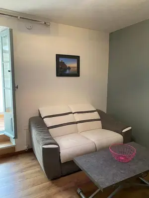 Coin salon dans l'établissement OTA T2 proche rivières et plages, randonnées