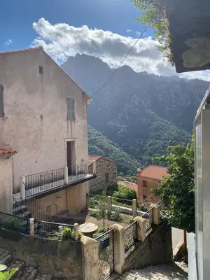 Vue générale sur la montagne ou vue sur la montagne depuis l'appartement