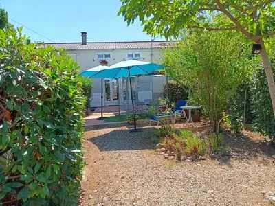 Jardin de l'établissement Corse-San Giuliano-maison- 2 mn de la plage