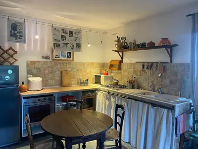 Cuisine ou kitchenette dans l'établissement Maison de village 3 chambres 2 SDB avec terrasse & jardin - Proche St Florent