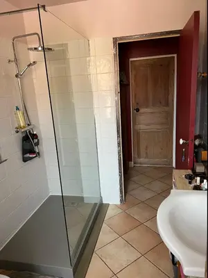 Salle de bains dans l'établissement Maison de village 3 chambres 2 SDB avec terrasse & jardin - Proche St Florent
