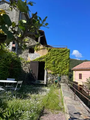 Jardin de l'établissement Maison de village 3 chambres 2 SDB avec terrasse & jardin - Proche St Florent