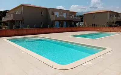 Piscine de l'établissement Villa de luxe en bord de mer Résidence Torra Mare a Prunete ou située à proximité