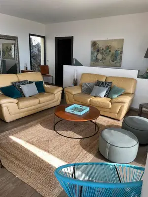 Coin salon dans l'établissement Villa Petrera