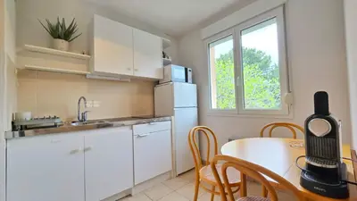 Cuisine ou kitchenette dans l'établissement Charmant T3 avec Vue Panoramique sur la Mer, Terrasse, Piscine et à seulement 300m de la plage de la Roya