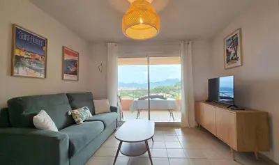 Télévision ou salle de divertissement dans l'établissement Charmant T3 avec Vue Panoramique sur la Mer, Terrasse, Piscine et à seulement 300m de la plage de la Roya