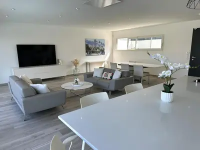 Télévision ou salle de divertissement dans l'établissement Villa neuve avec piscine 3 chambres 140 m2