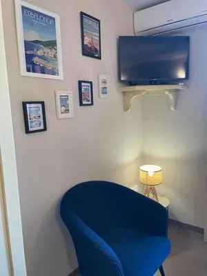 Télévision ou salle de divertissement dans l'établissement Studio avec piscine