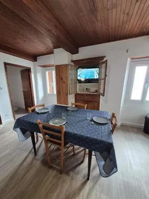 Télévision ou salle de divertissement dans l'établissement Bel appartement vue mer a Porticciolo