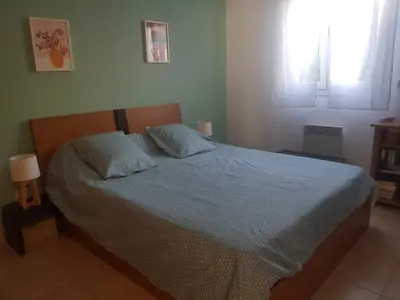 Un ou plusieurs lits dans un hébergement de l'établissement Mini villa T2, 200 m de la plage, piscine chauffée, jardin