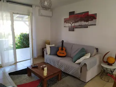 Coin salon dans l'établissement Mini villa T2, 200 m de la plage, piscine chauffée, jardin
