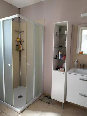 Salle de bains dans l'établissement Mini villa T2, 200 m de la plage, piscine chauffée, jardin