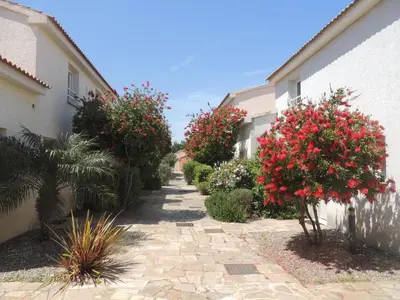 Jardin de l'établissement Mini villa T2, 200 m de la plage, piscine chauffée, jardin