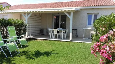 Jardin de l'établissement Mini villa T2, 200 m de la plage, piscine chauffée, jardin