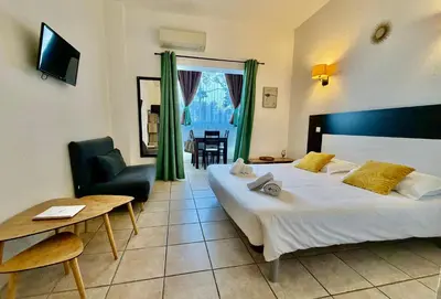 Un ou plusieurs lits dans un hébergement de l'établissement SAINT FLORENT - Studio 2 pers résidence piscine FLO 18