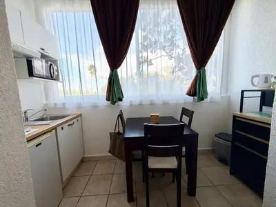 Cuisine ou kitchenette dans l'établissement SAINT FLORENT - Studio 2 pers résidence piscine FLO 18