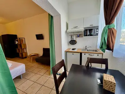 Cuisine ou kitchenette dans l'établissement SAINT FLORENT - Studio 2 pers résidence piscine FLO 18
