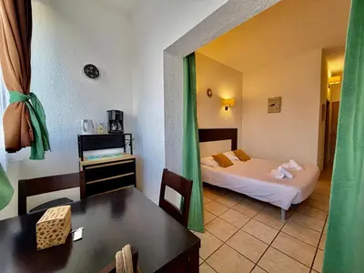 Un ou plusieurs lits dans un hébergement de l'établissement SAINT FLORENT - Studio 2 pers résidence piscine FLO 18