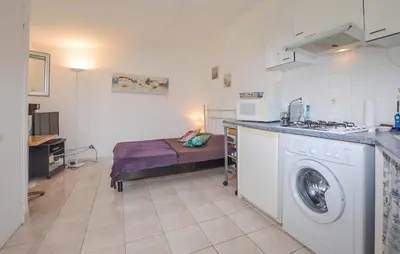 Cuisine ou kitchenette dans l'établissement Awesome Home In Oletta
