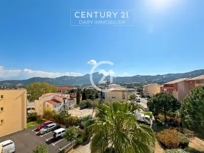 Vue générale sur la montagne ou vue sur la montagne depuis l'appartement