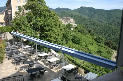 Vue générale sur la montagne ou vue sur la montagne depuis l'hôtel