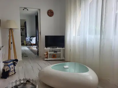 Télévision ou salle de divertissement dans l'établissement Appartement calme, authentique et spacieux au pied du GR20