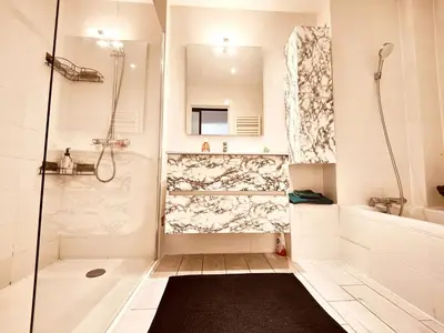 Salle de bains dans l'établissement Appartement F4 avec jardin à deux pas de la mer