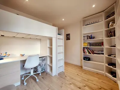 Bibliothèque dans l'appartement