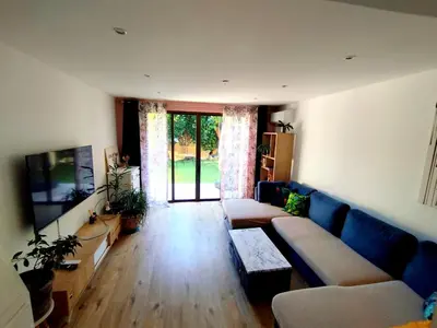 Télévision ou salle de divertissement dans l'établissement Appartement F4 avec jardin à deux pas de la mer