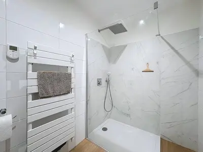 Salle de bains dans l'établissement T2 moderne en rez-de-villa