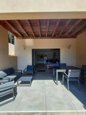 Coin salon dans l'établissement T2 moderne en rez-de-villa