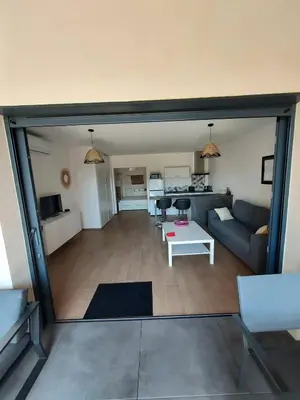 Cuisine ou kitchenette dans l'établissement T2 moderne en rez-de-villa