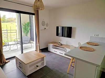 Télévision ou salle de divertissement dans l'établissement Charmant t2 avec terrasse