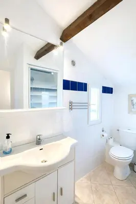 Salle de bains dans l'établissement Maison calme au bord de l'eau