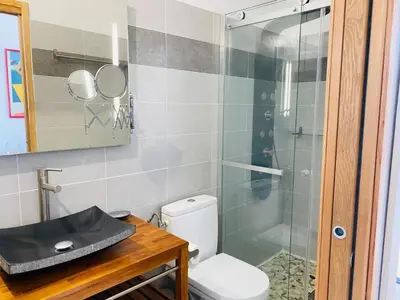 Salle de bains dans l'établissement PIEDS DANS l EAU A SANT AMBROGGIO