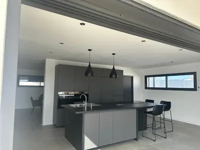 Cuisine ou kitchenette dans l'établissement Spacieuse villa standing de 220m2