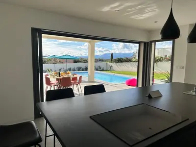 Piscine de l'établissement Spacieuse villa standing de 220m2 ou située à proximité