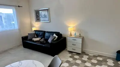 Coin salon dans l'établissement Charmant studio climatisé, proche de la plage