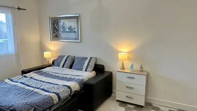 Un ou plusieurs lits dans un hébergement de l'établissement Charmant studio climatisé, proche de la plage