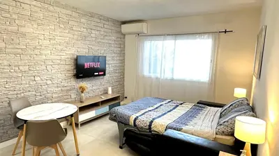 Télévision ou salle de divertissement dans l'établissement Charmant studio climatisé, proche de la plage
