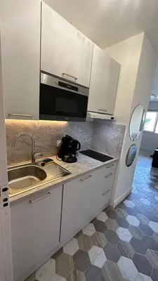 Cuisine ou kitchenette dans l'établissement Charmant studio climatisé, proche de la plage