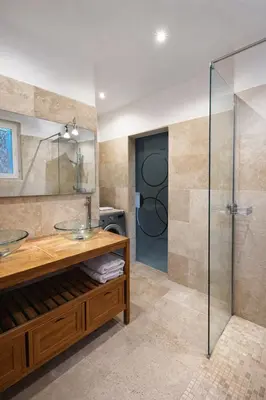 Salle de bains dans l'établissement Maison avec vue mer