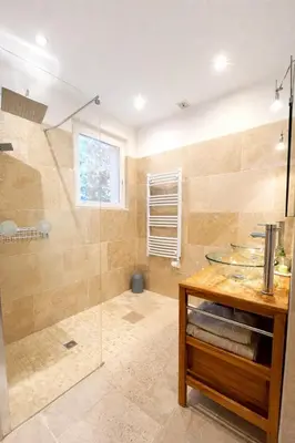 Salle de bains dans l'établissement Maison avec vue mer