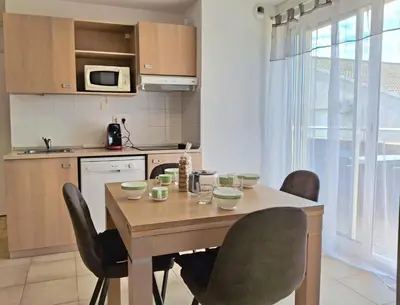 Cuisine ou kitchenette dans l'établissement Villas MELODY - Appartement climatisé 4/6 pers
