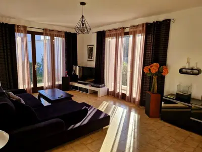 Coin salon dans l'établissement Villa à quelques pas de la plage