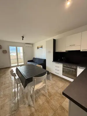 Cuisine ou kitchenette dans l'établissement T2 Le Clos des Oliviers