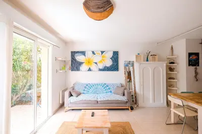 Coin salon dans l'établissement Villa ALOHA pool-beach 500m