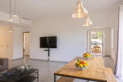 Télévision ou salle de divertissement dans l'établissement Villa ODETTE