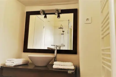 Salle de bains dans l'établissement Maison de caractère spacieuse et confortable, grand jardin , superbes vues