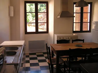 Cuisine ou kitchenette dans l'établissement Maison de caractère spacieuse et confortable, grand jardin , superbes vues
